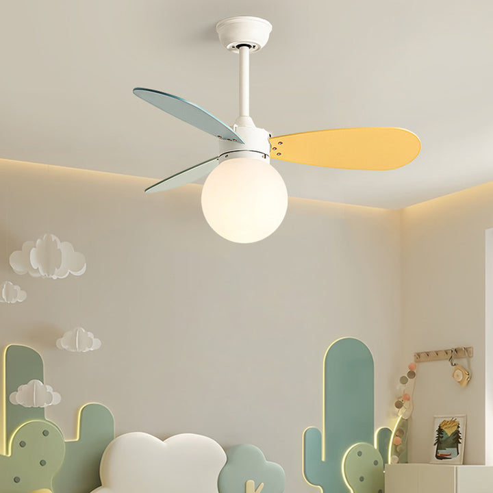 Zeitgenössischer nordischer Holz-Eisen-Acryl-Ball 1-Licht-Deckenventilator mit Abwärtsstangen für das Schlafzimmer 