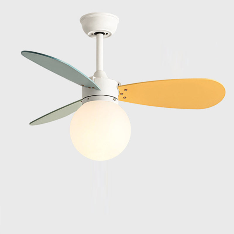 Zeitgenössischer nordischer Holz-Eisen-Acryl-Ball 1-Licht-Deckenventilator mit Abwärtsstangen für das Schlafzimmer 
