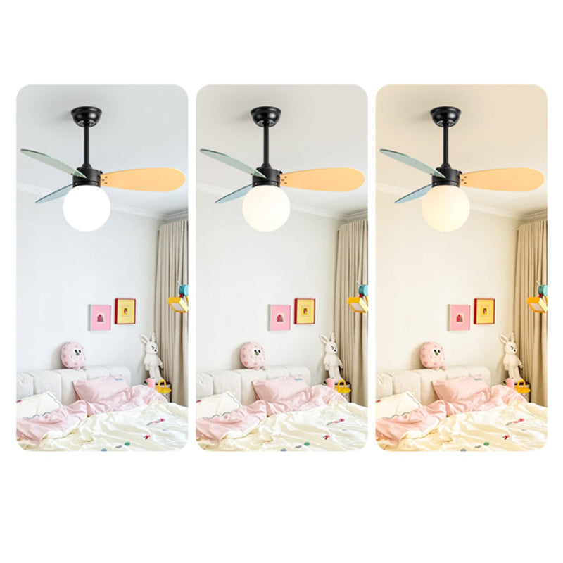 Zeitgenössischer nordischer Holz-Eisen-Acryl-Ball 1-Licht-Deckenventilator mit Abwärtsstangen für das Schlafzimmer 