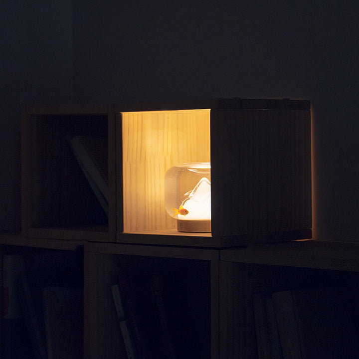 Zeitgenössische kreative wiederaufladbare Glas-Buchenholz-Bergfischglas-LED-Tischlampe Nachtlicht für den Nachttisch 