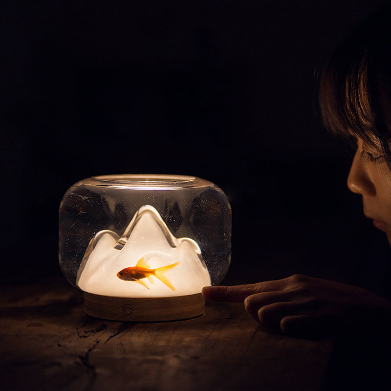 Zeitgenössische kreative wiederaufladbare Glas-Buchenholz-Bergfischglas-LED-Tischlampe Nachtlicht für den Nachttisch 