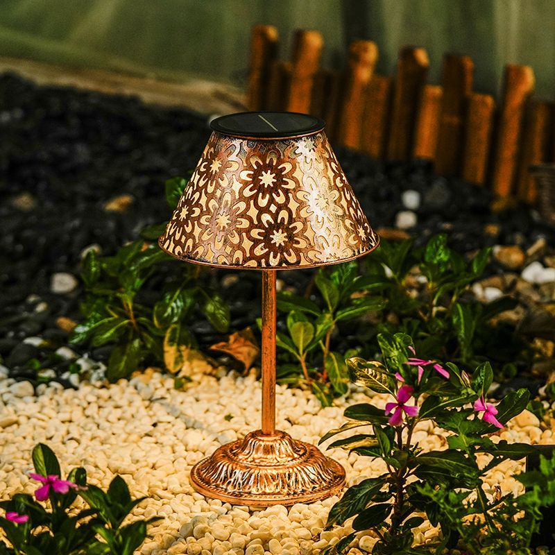 مصباح LED خارجي للحديقة على شكل زهرة مخروطية مصنوع من الحديد و ABS وقابل لإعادة الشحن بالطاقة الشمسية ومقاوم للماء على الطراز التقليدي 