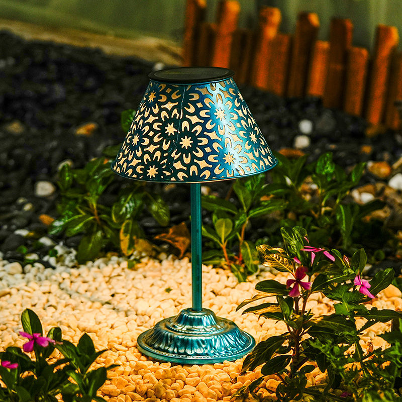 مصباح LED خارجي للحديقة على شكل زهرة مخروطية مصنوع من الحديد و ABS وقابل لإعادة الشحن بالطاقة الشمسية ومقاوم للماء على الطراز التقليدي 