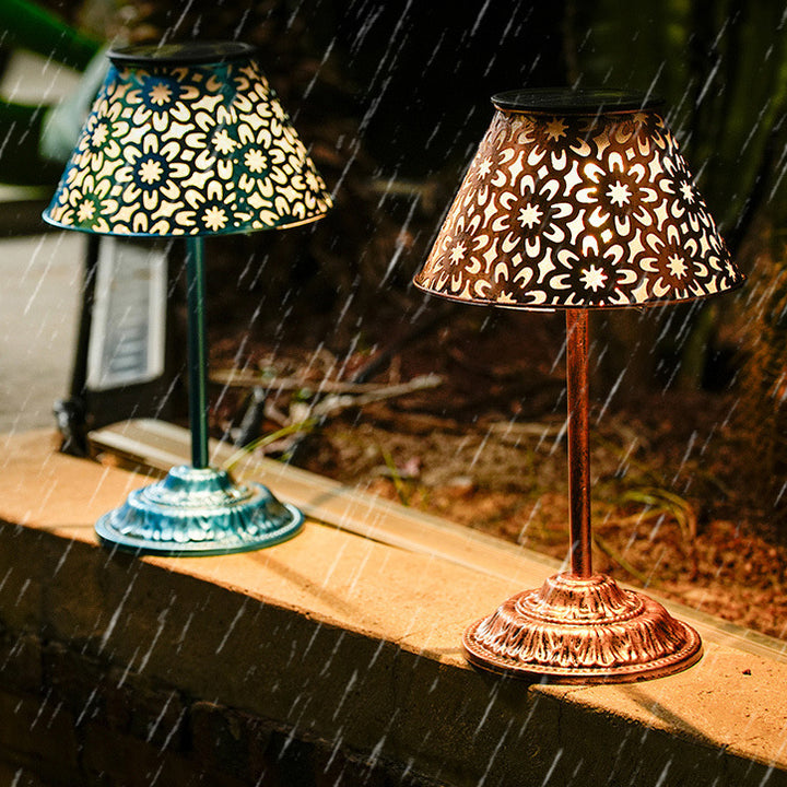 Lumière extérieure LED solaire rechargeable étanche en fer ABS conique à fleur pour jardin de style ferme traditionnelle 