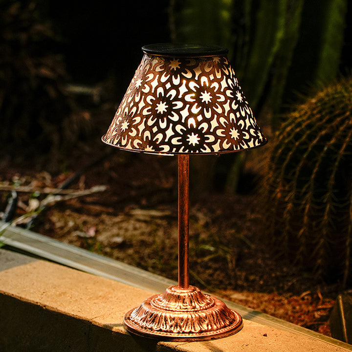 Lumière extérieure LED solaire rechargeable étanche en fer ABS conique à fleur pour jardin de style ferme traditionnelle 