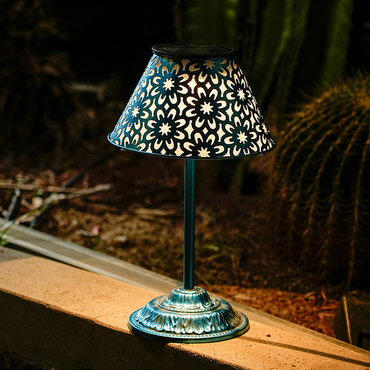 Lumière extérieure LED solaire rechargeable étanche en fer ABS conique à fleur pour jardin de style ferme traditionnelle 