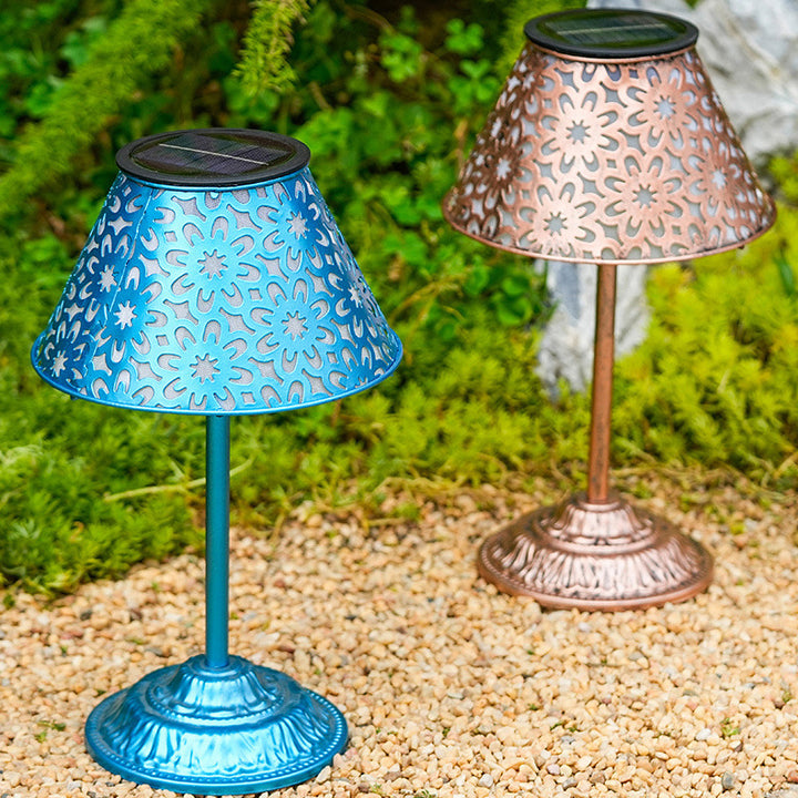 Lumière extérieure LED solaire rechargeable étanche en fer ABS conique à fleur pour jardin de style ferme traditionnelle 