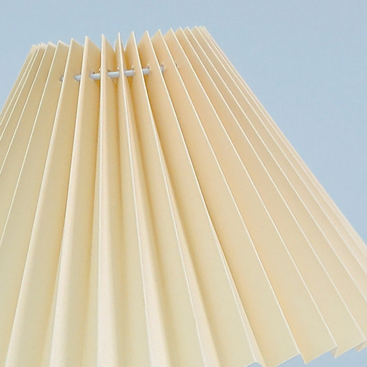 Zeitgenössische nordische USB-Stoff-Keramik-Kegel-Pleated-Skelettierte LED-Tischlampe für das Schlafzimmer 