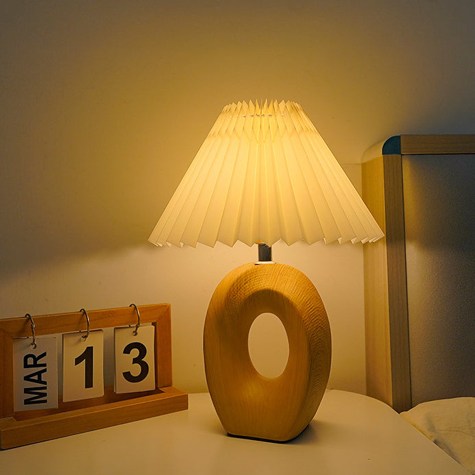 Zeitgenössische nordische USB-Stoff-Keramik-Kegel-Pleated-Skelettierte LED-Tischlampe für das Schlafzimmer 