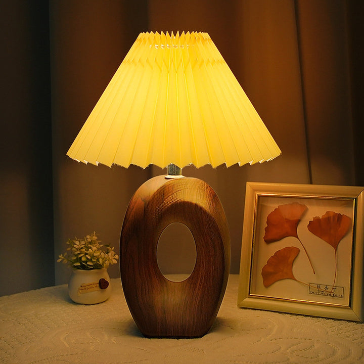 Zeitgenössische nordische USB-Stoff-Keramik-Kegel-Pleated-Skelettierte LED-Tischlampe für das Schlafzimmer 