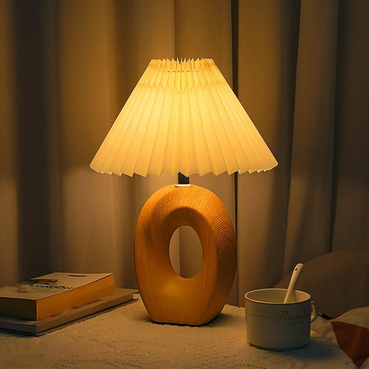 Zeitgenössische nordische USB-Stoff-Keramik-Kegel-Pleated-Skelettierte LED-Tischlampe für das Schlafzimmer 