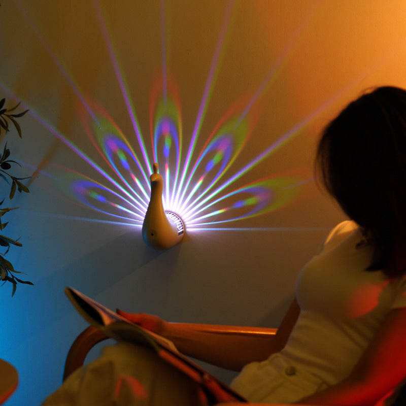 Zeitgenössische kreative wiederaufladbare ABS-Silica-Eisen-Pfauen-Projektions-LED-Wandleuchte Nachttischlampe für das Schlafzimmer 
