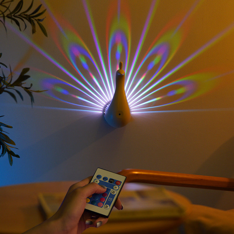 Zeitgenössische kreative wiederaufladbare ABS-Silica-Eisen-Pfauen-Projektions-LED-Wandleuchte Nachttischlampe für das Schlafzimmer 