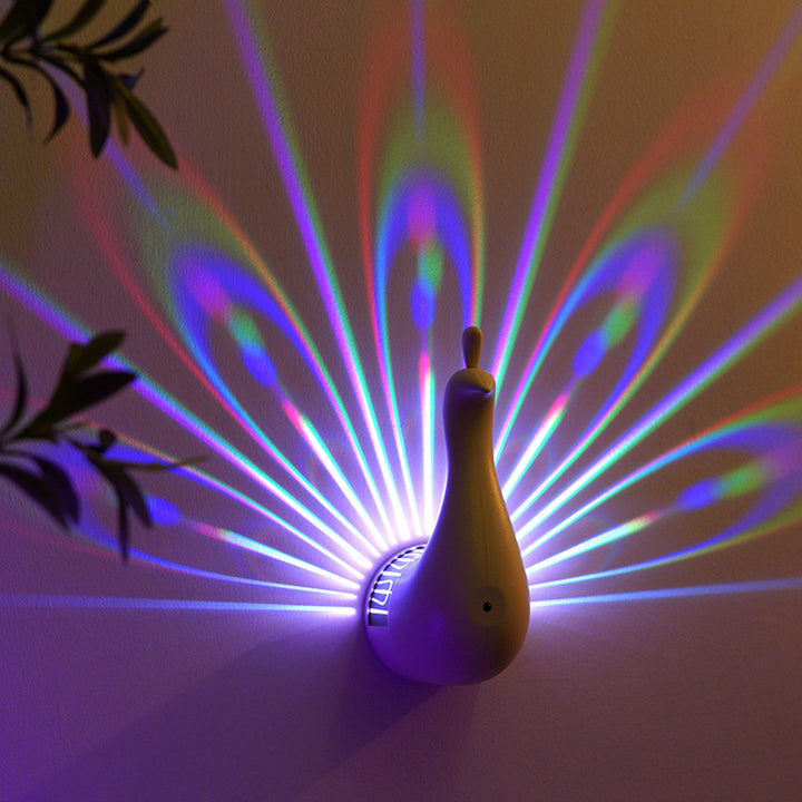 Zeitgenössische kreative wiederaufladbare ABS-Silica-Eisen-Pfauen-Projektions-LED-Wandleuchte Nachttischlampe für das Schlafzimmer 