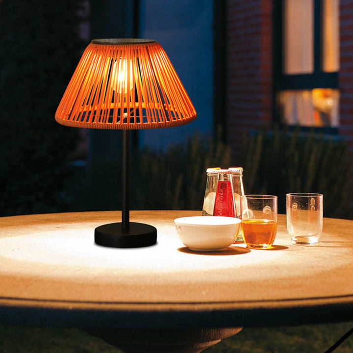 Lampe de table extérieure LED conique en fer en rotin gomme tissé rechargeable solaire étanche pour jardin de ferme traditionnelle 