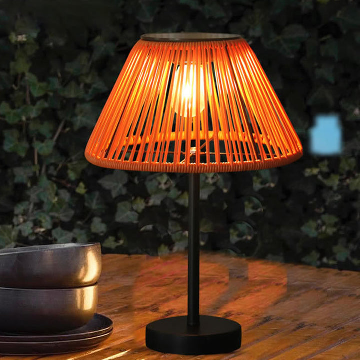 Lampe de table extérieure LED conique en fer en rotin gomme tissé rechargeable solaire étanche pour jardin de ferme traditionnelle 