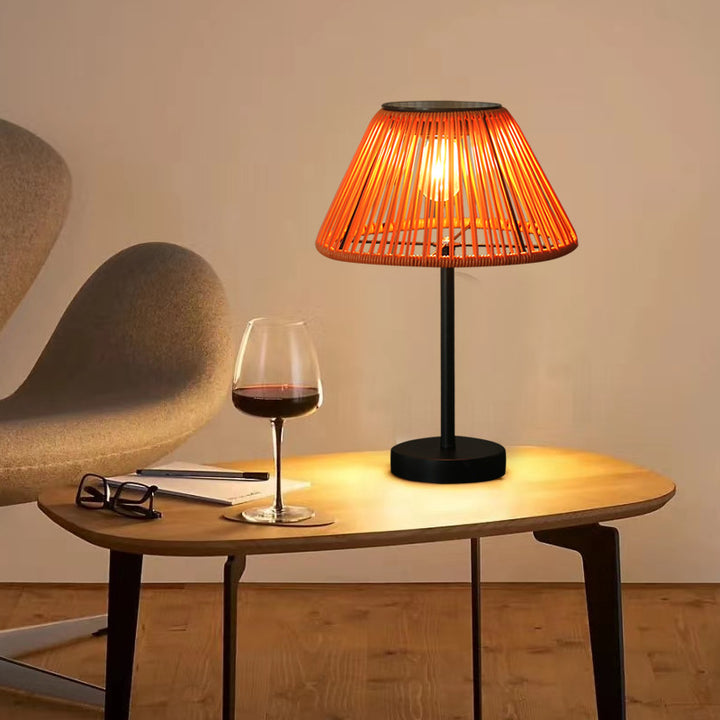 Lampe de table extérieure LED conique en fer en rotin gomme tissé rechargeable solaire étanche pour jardin de ferme traditionnelle 