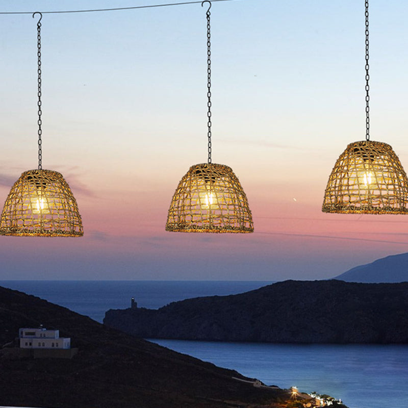 Traditionelle Bauernhaus Solarbetriebene wasserdichte Flecht-Eisen-Rattan-Käfig LED Außen-Pendelleuchte für den Außenbereich 