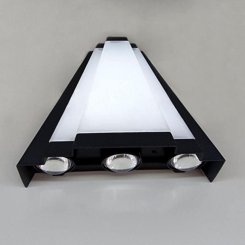 Applique murale LED en triangle en aluminium acrylique étanche de simplicité moderne pour patio extérieur 