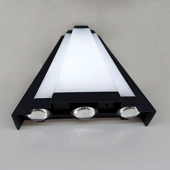 Applique murale LED en triangle en aluminium acrylique étanche de simplicité moderne pour patio extérieur 