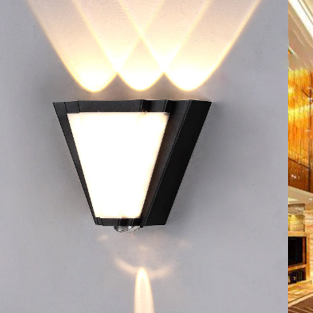 Applique murale LED en triangle en aluminium acrylique étanche de simplicité moderne pour patio extérieur 
