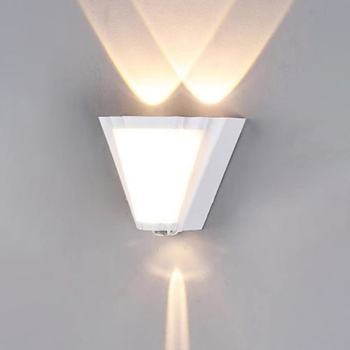 Applique murale LED en triangle en aluminium acrylique étanche de simplicité moderne pour patio extérieur 