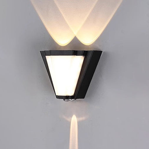 Applique murale LED en triangle en aluminium acrylique étanche de simplicité moderne pour patio extérieur 