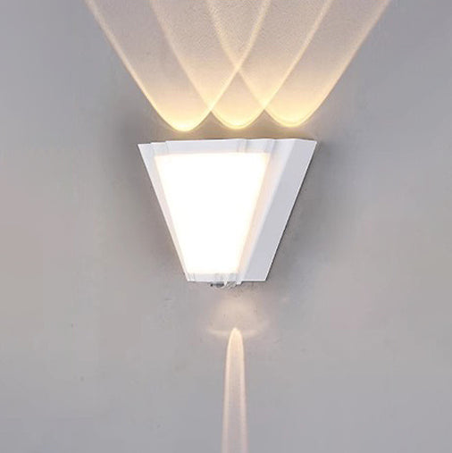 Applique murale LED en triangle en aluminium acrylique étanche de simplicité moderne pour patio extérieur 
