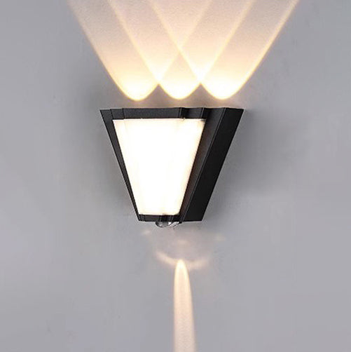 Applique murale LED en triangle en aluminium acrylique étanche de simplicité moderne pour patio extérieur 