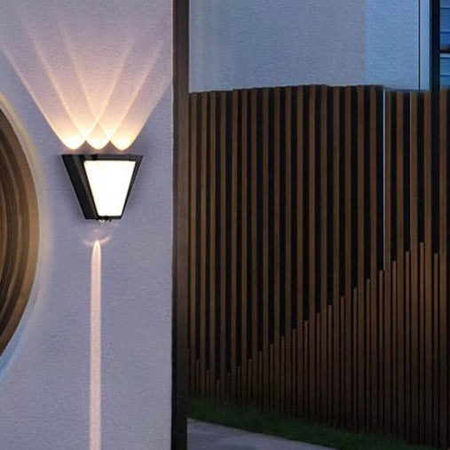 Applique murale LED en triangle en aluminium acrylique étanche de simplicité moderne pour patio extérieur 
