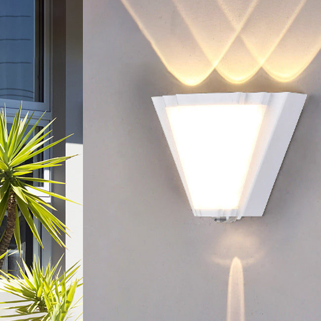 Applique murale LED en triangle en aluminium acrylique étanche de simplicité moderne pour patio extérieur 