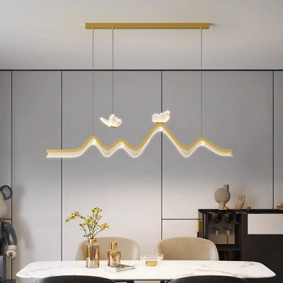 Zeitgenössische nordische Eisen-Aluminium-Acryl-Schmetterlingswellen-LED-Kronleuchter Insellicht für das Esszimmer 