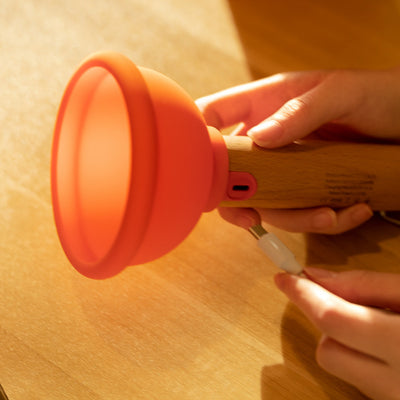 Zeitgenössisches kreatives wiederaufladbares Silikon-Holz-PC-Kolben rund adsorbierbares LED-Nachtlicht für das Schlafzimmer 