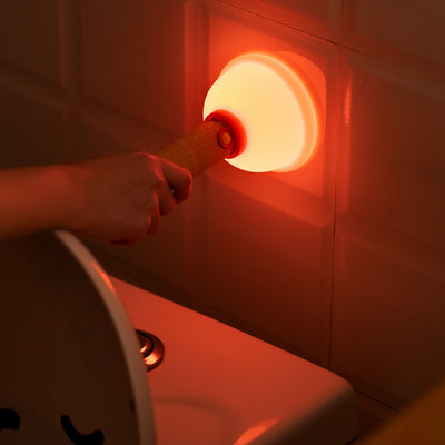 Zeitgenössisches kreatives wiederaufladbares Silikon-Holz-PC-Kolben rund adsorbierbares LED-Nachtlicht für das Schlafzimmer 