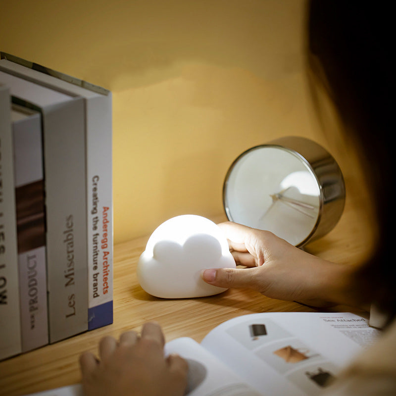 Zeitgenössische nordische wiederaufladbare ABS PP Wolken-LED-Kleine Tischlampe Nachtlicht für das Bett 