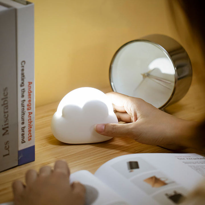 Zeitgenössische nordische wiederaufladbare ABS PP Wolken-LED-Kleine Tischlampe Nachtlicht für das Bett 