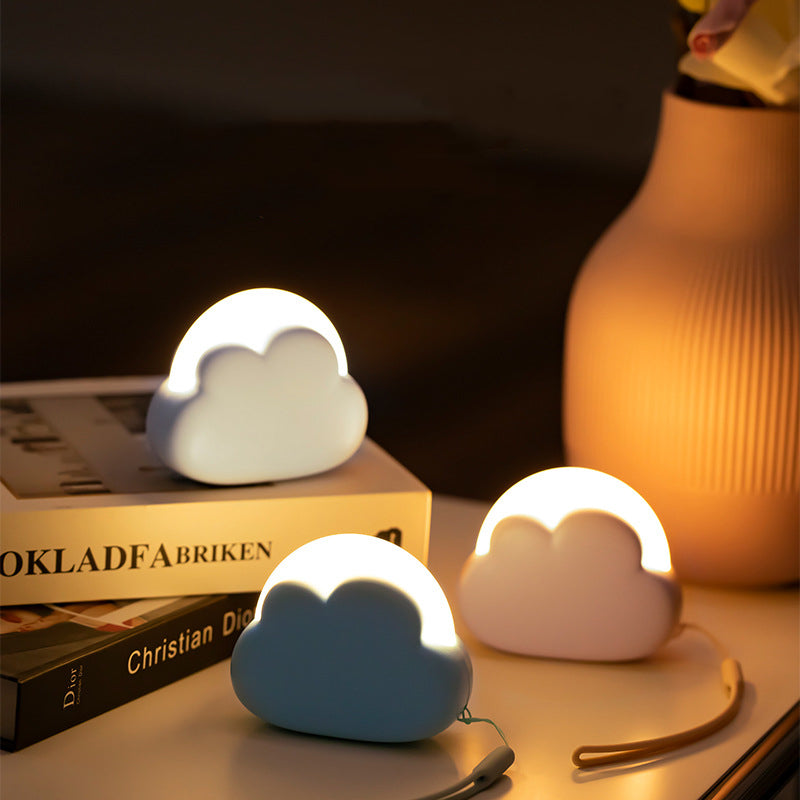 Zeitgenössische nordische wiederaufladbare ABS PP Wolken-LED-Kleine Tischlampe Nachtlicht für das Bett 