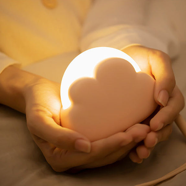 Zeitgenössische nordische wiederaufladbare ABS PP Wolken-LED-Kleine Tischlampe Nachtlicht für das Bett 