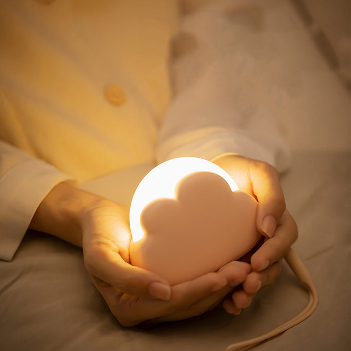 Zeitgenössische nordische wiederaufladbare ABS PP Wolken-LED-Kleine Tischlampe Nachtlicht für das Bett 