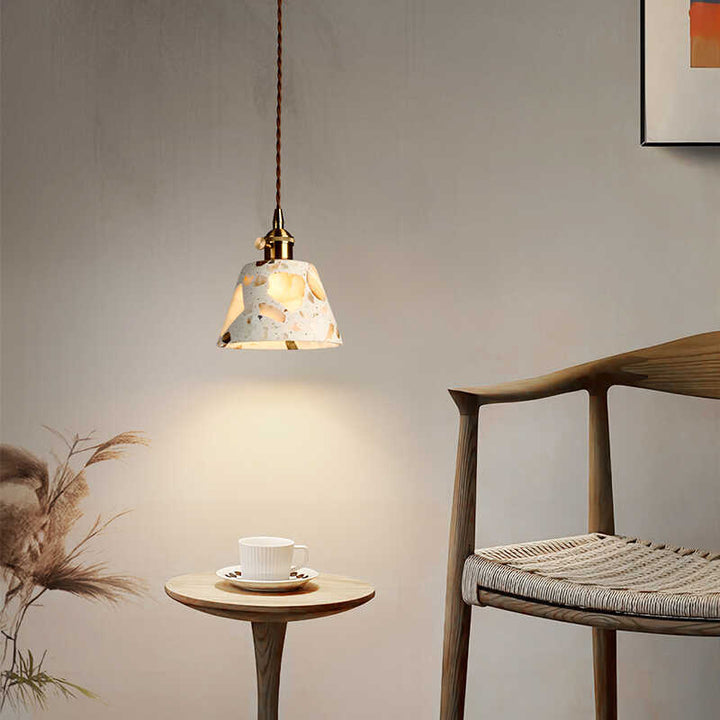 Zeitgenössisches nordisches Aluminium-Holz-Terrazzo-Transluzentes Kegelstumpfzylinder 1-Licht-Pendelleuchte für das Bett 
