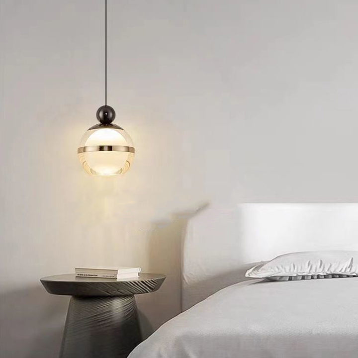 Zeitgenössische nordische Eisen-Aluminium-Acryl-Glaskugel hebbare LED-Pendelleuchte für das Bett 