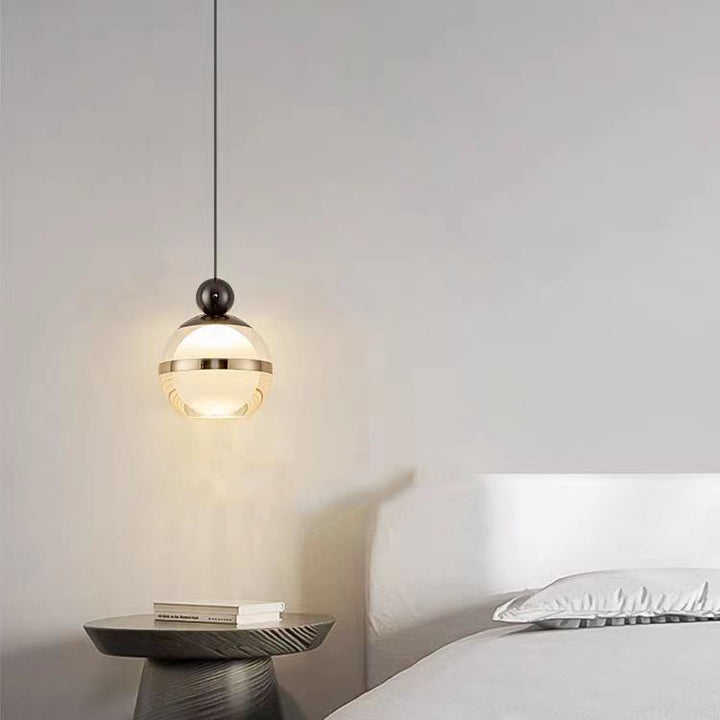 Zeitgenössische nordische Eisen-Aluminium-Acryl-Glaskugel hebbare LED-Pendelleuchte für das Bett 