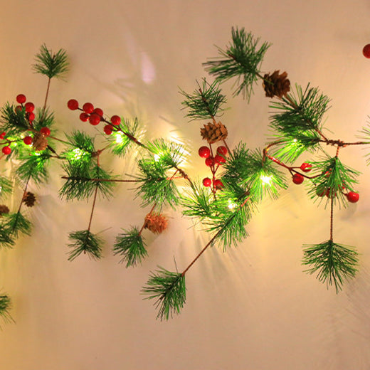 Moderne Art-Deco-Batterie Kupfer Kunststoff Blatt Glocke Kiefernnadel Rote Frucht Weihnachtsdekoration LED-Lichterkette für Schlafzimmer 