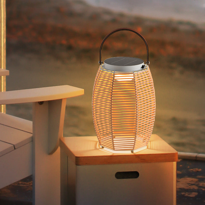 伝統的な農家のソーラー充電式防水編み込み模倣ラタン鉄製ハンドヘルドランタン柱型LED屋外ライト庭園用景観照明 