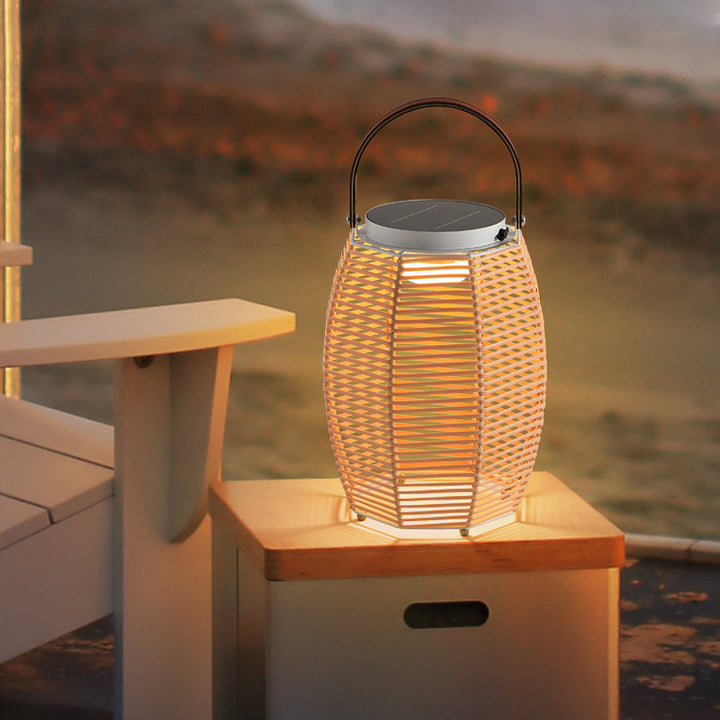 Ferme traditionnelle Lanterne à colonne LED rechargeable solaire étanche en imitation rotin en fer tissé à la main Éclairage paysager extérieur pour jardin 