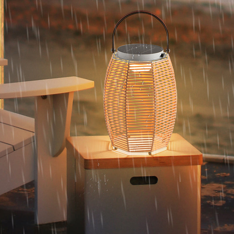伝統的な農家のソーラー充電式防水編み込み模倣ラタン鉄製ハンドヘルドランタン柱型LED屋外ライト庭園用景観照明 