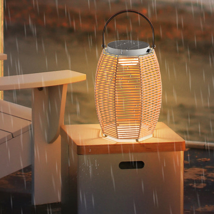 伝統的な農家のソーラー充電式防水編み込み模倣ラタン鉄製ハンドヘルドランタン柱型LED屋外ライト庭園用景観照明 