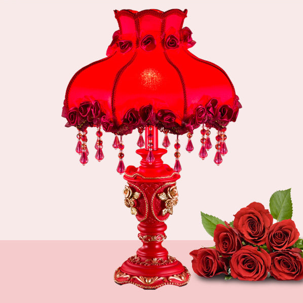 Traditionelle europäische Stoffharz-Rosen geschnitzte Säulenperlen Hochzeitsdekoration 1-Licht Tischlampe für das Nachttisch 