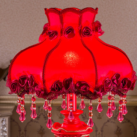 Traditionelle europäische Stoffharz-Rosen geschnitzte Säulenperlen Hochzeitsdekoration 1-Licht Tischlampe für das Nachttisch 