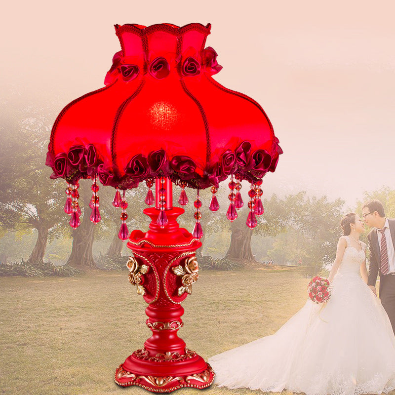 Traditionelle europäische Stoffharz-Rosen geschnitzte Säulenperlen Hochzeitsdekoration 1-Licht Tischlampe für das Nachttisch 
